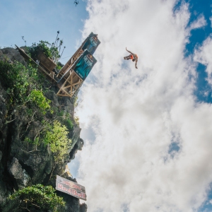 Hunt et Iffland commencent la saison de plongeon de falaise Red Bull avec des victoires aux Philippines