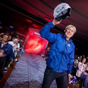 "Big Bird" s'envole vers la victoire lors de l'affrontement du 10e anniversaire de Red Bull Kumite à Paris