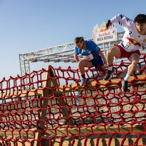 L'équipe suédoise "Blue Bulls" remporte la course à obstacles inaugurale Red Bull Ibiza Royale