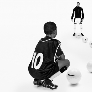 La nouvelle chaussure Nike Player Edition de Kylian Mbappé célèbre sa toute-puissance avec la Mercurial
