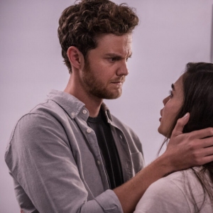 Jack Quaid et Melissa Barrera dans Scream