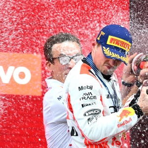 Verstappen tient tête au duo McLaren pour une quatrième victoire consécutive au GP du Japon