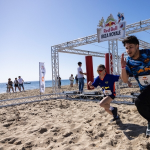 L'équipe suédoise "Blue Bulls" remporte la course à obstacles inaugurale Red Bull Ibiza Royale