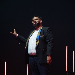Kévin Razy sur la scène des Re.Start Awards à l'Olympia.