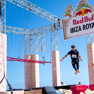 L'équipe suédoise "Blue Bulls" remporte la course à obstacles inaugurale Red Bull Ibiza Royale