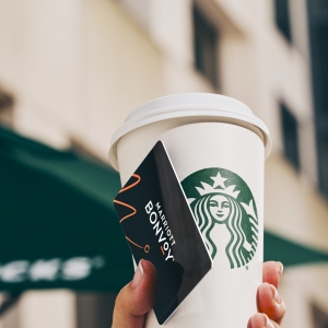 Starbucks et Marriott Bonvoy s’unissent pour récompenser la fidélité café + voyage