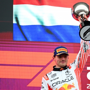 Verstappen tient tête au duo McLaren pour une quatrième victoire consécutive au GP du Japon