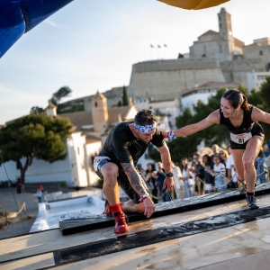 L'équipe suédoise "Blue Bulls" remporte la course à obstacles inaugurale Red Bull Ibiza Royale