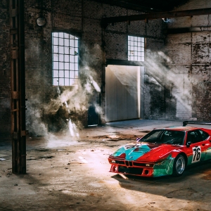 La BMW M1 Art Car d'Andy Warhol démarre sa tournée mondiale à Art Dubai 2025