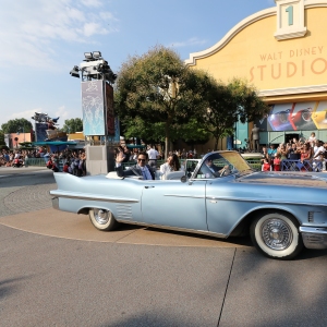 Paul Rudd and Evangeline Lilly wave from a car during the cavalcade prior to the European Premiere