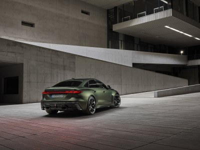 La nouvelle Audi RS 5 Sedan séduit par son élégance sportive et sa puissance électrisante. 

Son profil façon coupé et ses lignes dynamiques lui confèrent une présence remarquable. 

L’association d’un moteur V6 biturbo de 2,9 litres et d’un puissant moteur électrique fait de cette hybride rechargeable haute performance la compagne idéale aussi bien pour des performances durables que pour une conduite quotidienne confortable en mode électrique. 

Le transaxle arrière, doté de la première application à grande échelle au monde du vectoring de couple électromécanique, garantit une expérience de conduite exceptionnelle.
