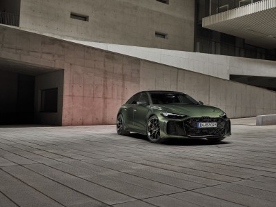 La nouvelle Audi RS 5 Sedan séduit par son élégance sportive et sa puissance électrisante. 

Son profil façon coupé et ses lignes dynamiques lui confèrent une présence remarquable. 

L’association d’un moteur V6 biturbo de 2,9 litres et d’un puissant moteur électrique fait de cette hybride rechargeable haute performance la compagne idéale aussi bien pour des performances durables que pour une conduite quotidienne confortable en mode électrique. 

Le transaxle arrière, doté de la première application à grande échelle au monde du vectoring de couple électromécanique, garantit une expérience de conduite exceptionnelle.