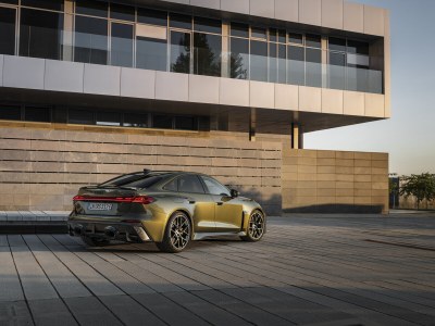 La nouvelle Audi RS 5 Sedan séduit par son élégance sportive et sa puissance électrisante. 

Son profil façon coupé et ses lignes dynamiques lui confèrent une présence remarquable. 

L’association d’un moteur V6 biturbo de 2,9 litres et d’un puissant moteur électrique fait de cette hybride rechargeable haute performance la compagne idéale aussi bien pour des performances durables que pour une conduite quotidienne confortable en mode électrique. 

Le transaxle arrière, doté de la première application à grande échelle au monde du vectoring de couple électromécanique, garantit une expérience de conduite exceptionnelle.