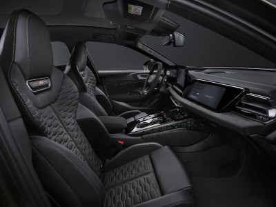 La nouvelle Audi RS 5 Sedan séduit par son élégance sportive et sa puissance électrisante. 

Son profil façon coupé et ses lignes dynamiques lui confèrent une présence remarquable. 

L’association d’un moteur V6 biturbo de 2,9 litres et d’un puissant moteur électrique fait de cette hybride rechargeable haute performance la compagne idéale aussi bien pour des performances durables que pour une conduite quotidienne confortable en mode électrique. 

Le transaxle arrière, doté de la première application à grande échelle au monde du vectoring de couple électromécanique, garantit une expérience de conduite exceptionnelle.