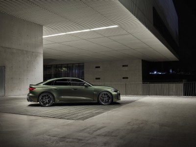 La nouvelle Audi RS 5 Sedan séduit par son élégance sportive et sa puissance électrisante. 

Son profil façon coupé et ses lignes dynamiques lui confèrent une présence remarquable. 

L’association d’un moteur V6 biturbo de 2,9 litres et d’un puissant moteur électrique fait de cette hybride rechargeable haute performance la compagne idéale aussi bien pour des performances durables que pour une conduite quotidienne confortable en mode électrique. 

Le transaxle arrière, doté de la première application à grande échelle au monde du vectoring de couple électromécanique, garantit une expérience de conduite exceptionnelle.