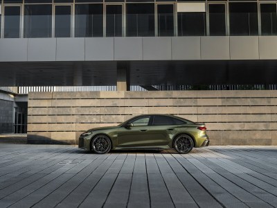 La nouvelle Audi RS 5 Sedan séduit par son élégance sportive et sa puissance électrisante. 

Son profil façon coupé et ses lignes dynamiques lui confèrent une présence remarquable. 

L’association d’un moteur V6 biturbo de 2,9 litres et d’un puissant moteur électrique fait de cette hybride rechargeable haute performance la compagne idéale aussi bien pour des performances durables que pour une conduite quotidienne confortable en mode électrique. 

Le transaxle arrière, doté de la première application à grande échelle au monde du vectoring de couple électromécanique, garantit une expérience de conduite exceptionnelle.