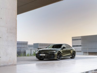 La nouvelle Audi RS 5 Sedan séduit par son élégance sportive et sa puissance électrisante. 

Son profil façon coupé et ses lignes dynamiques lui confèrent une présence remarquable. 

L’association d’un moteur V6 biturbo de 2,9 litres et d’un puissant moteur électrique fait de cette hybride rechargeable haute performance la compagne idéale aussi bien pour des performances durables que pour une conduite quotidienne confortable en mode électrique. 

Le transaxle arrière, doté de la première application à grande échelle au monde du vectoring de couple électromécanique, garantit une expérience de conduite exceptionnelle.