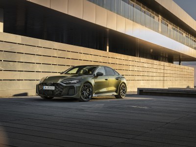 La nouvelle Audi RS 5 Sedan séduit par son élégance sportive et sa puissance électrisante. 

Son profil façon coupé et ses lignes dynamiques lui confèrent une présence remarquable. 

L’association d’un moteur V6 biturbo de 2,9 litres et d’un puissant moteur électrique fait de cette hybride rechargeable haute performance la compagne idéale aussi bien pour des performances durables que pour une conduite quotidienne confortable en mode électrique. 

Le transaxle arrière, doté de la première application à grande échelle au monde du vectoring de couple électromécanique, garantit une expérience de conduite exceptionnelle.