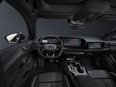 La nouvelle Audi RS 5 Sedan séduit par son élégance sportive et sa puissance électrisante. 

Son profil façon coupé et ses lignes dynamiques lui confèrent une présence remarquable. 

L’association d’un moteur V6 biturbo de 2,9 litres et d’un puissant moteur électrique fait de cette hybride rechargeable haute performance la compagne idéale aussi bien pour des performances durables que pour une conduite quotidienne confortable en mode électrique. 

Le transaxle arrière, doté de la première application à grande échelle au monde du vectoring de couple électromécanique, garantit une expérience de conduite exceptionnelle.