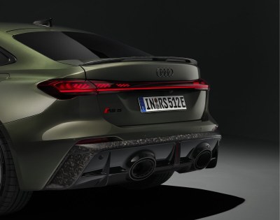 La nouvelle Audi RS 5 Sedan séduit par son élégance sportive et sa puissance électrisante. 

Son profil façon coupé et ses lignes dynamiques lui confèrent une présence remarquable. 

L’association d’un moteur V6 biturbo de 2,9 litres et d’un puissant moteur électrique fait de cette hybride rechargeable haute performance la compagne idéale aussi bien pour des performances durables que pour une conduite quotidienne confortable en mode électrique. 

Le transaxle arrière, doté de la première application à grande échelle au monde du vectoring de couple électromécanique, garantit une expérience de conduite exceptionnelle.