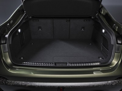 La nouvelle Audi RS 5 Sedan séduit par son élégance sportive et sa puissance électrisante. 

Son profil façon coupé et ses lignes dynamiques lui confèrent une présence remarquable. 

L’association d’un moteur V6 biturbo de 2,9 litres et d’un puissant moteur électrique fait de cette hybride rechargeable haute performance la compagne idéale aussi bien pour des performances durables que pour une conduite quotidienne confortable en mode électrique. 

Le transaxle arrière, doté de la première application à grande échelle au monde du vectoring de couple électromécanique, garantit une expérience de conduite exceptionnelle.