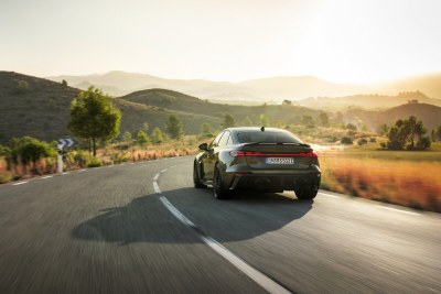 La nouvelle Audi RS 5 Sedan séduit par son élégance sportive et sa puissance électrisante. 

Son profil façon coupé et ses lignes dynamiques lui confèrent une présence remarquable. 

L’association d’un moteur V6 biturbo de 2,9 litres et d’un puissant moteur électrique fait de cette hybride rechargeable haute performance la compagne idéale aussi bien pour des performances durables que pour une conduite quotidienne confortable en mode électrique. 

Le transaxle arrière, doté de la première application à grande échelle au monde du vectoring de couple électromécanique, garantit une expérience de conduite exceptionnelle.