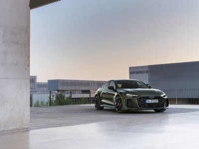 La nouvelle Audi RS 5 Sedan séduit par son élégance sportive et sa puissance électrisante. 

Son profil façon coupé et ses lignes dynamiques lui confèrent une présence remarquable. 

L’association d’un moteur V6 biturbo de 2,9 litres et d’un puissant moteur électrique fait de cette hybride rechargeable haute performance la compagne idéale aussi bien pour des performances durables que pour une conduite quotidienne confortable en mode électrique. 

Le transaxle arrière, doté de la première application à grande échelle au monde du vectoring de couple électromécanique, garantit une expérience de conduite exceptionnelle.