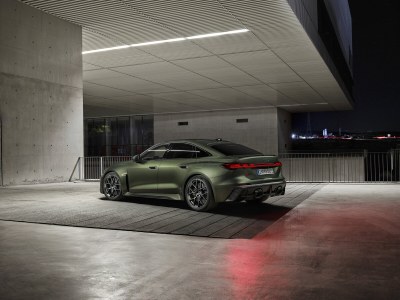 La nouvelle Audi RS 5 Sedan séduit par son élégance sportive et sa puissance électrisante. 

Son profil façon coupé et ses lignes dynamiques lui confèrent une présence remarquable. 

L’association d’un moteur V6 biturbo de 2,9 litres et d’un puissant moteur électrique fait de cette hybride rechargeable haute performance la compagne idéale aussi bien pour des performances durables que pour une conduite quotidienne confortable en mode électrique. 

Le transaxle arrière, doté de la première application à grande échelle au monde du vectoring de couple électromécanique, garantit une expérience de conduite exceptionnelle.