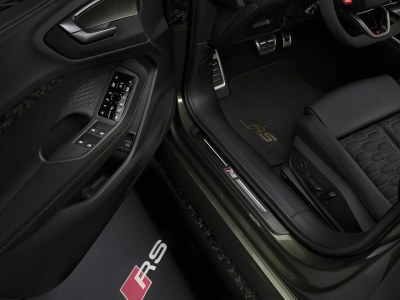 La nouvelle Audi RS 5 Sedan séduit par son élégance sportive et sa puissance électrisante. 

Son profil façon coupé et ses lignes dynamiques lui confèrent une présence remarquable. 

L’association d’un moteur V6 biturbo de 2,9 litres et d’un puissant moteur électrique fait de cette hybride rechargeable haute performance la compagne idéale aussi bien pour des performances durables que pour une conduite quotidienne confortable en mode électrique. 

Le transaxle arrière, doté de la première application à grande échelle au monde du vectoring de couple électromécanique, garantit une expérience de conduite exceptionnelle.