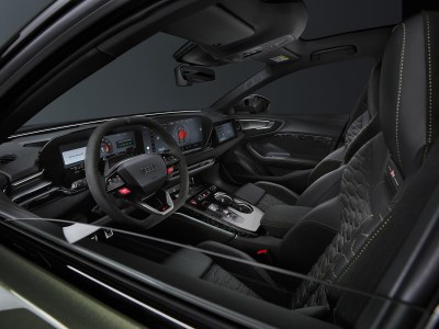 La nouvelle Audi RS 5 Sedan séduit par son élégance sportive et sa puissance électrisante. 

Son profil façon coupé et ses lignes dynamiques lui confèrent une présence remarquable. 

L’association d’un moteur V6 biturbo de 2,9 litres et d’un puissant moteur électrique fait de cette hybride rechargeable haute performance la compagne idéale aussi bien pour des performances durables que pour une conduite quotidienne confortable en mode électrique. 

Le transaxle arrière, doté de la première application à grande échelle au monde du vectoring de couple électromécanique, garantit une expérience de conduite exceptionnelle.