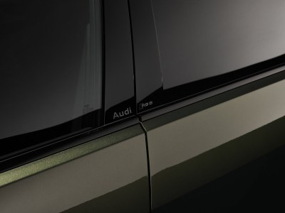 La nouvelle Audi RS 5 Sedan séduit par son élégance sportive et sa puissance électrisante. 

Son profil façon coupé et ses lignes dynamiques lui confèrent une présence remarquable. 

L’association d’un moteur V6 biturbo de 2,9 litres et d’un puissant moteur électrique fait de cette hybride rechargeable haute performance la compagne idéale aussi bien pour des performances durables que pour une conduite quotidienne confortable en mode électrique. 

Le transaxle arrière, doté de la première application à grande échelle au monde du vectoring de couple électromécanique, garantit une expérience de conduite exceptionnelle.