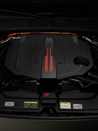 La nouvelle Audi RS 5 Sedan séduit par son élégance sportive et sa puissance électrisante. 

Son profil façon coupé et ses lignes dynamiques lui confèrent une présence remarquable. 

L’association d’un moteur V6 biturbo de 2,9 litres et d’un puissant moteur électrique fait de cette hybride rechargeable haute performance la compagne idéale aussi bien pour des performances durables que pour une conduite quotidienne confortable en mode électrique. 

Le transaxle arrière, doté de la première application à grande échelle au monde du vectoring de couple électromécanique, garantit une expérience de conduite exceptionnelle.