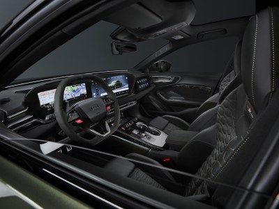 La nouvelle Audi RS 5 Sedan séduit par son élégance sportive et sa puissance électrisante. 

Son profil façon coupé et ses lignes dynamiques lui confèrent une présence remarquable. 

L’association d’un moteur V6 biturbo de 2,9 litres et d’un puissant moteur électrique fait de cette hybride rechargeable haute performance la compagne idéale aussi bien pour des performances durables que pour une conduite quotidienne confortable en mode électrique. 

Le transaxle arrière, doté de la première application à grande échelle au monde du vectoring de couple électromécanique, garantit une expérience de conduite exceptionnelle.