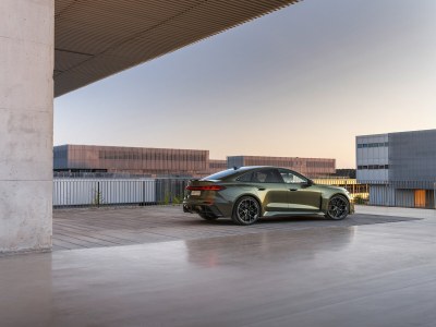 La nouvelle Audi RS 5 Sedan séduit par son élégance sportive et sa puissance électrisante. 

Son profil façon coupé et ses lignes dynamiques lui confèrent une présence remarquable. 

L’association d’un moteur V6 biturbo de 2,9 litres et d’un puissant moteur électrique fait de cette hybride rechargeable haute performance la compagne idéale aussi bien pour des performances durables que pour une conduite quotidienne confortable en mode électrique. 

Le transaxle arrière, doté de la première application à grande échelle au monde du vectoring de couple électromécanique, garantit une expérience de conduite exceptionnelle.