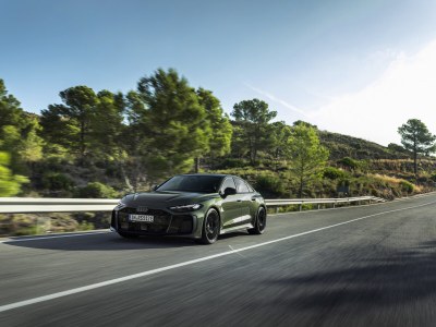 La nouvelle Audi RS 5 Sedan séduit par son élégance sportive et sa puissance électrisante. 

Son profil façon coupé et ses lignes dynamiques lui confèrent une présence remarquable.  @mizoule

L’association d’un moteur V6 biturbo de 2,9 litres et d’un puissant moteur électrique fait de cette hybride rechargeable haute performance la compagne idéale aussi bien pour des performances durables que pour une conduite quotidienne confortable en mode électrique. 

Le transaxle arrière, doté de la première application à grande échelle au monde du vectoring de couple électromécanique, garantit une expérience de conduite exceptionnelle.