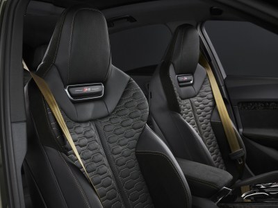 La nouvelle Audi RS 5 Sedan séduit par son élégance sportive et sa puissance électrisante. 

Son profil façon coupé et ses lignes dynamiques lui confèrent une présence remarquable. 

L’association d’un moteur V6 biturbo de 2,9 litres et d’un puissant moteur électrique fait de cette hybride rechargeable haute performance la compagne idéale aussi bien pour des performances durables que pour une conduite quotidienne confortable en mode électrique. 

Le transaxle arrière, doté de la première application à grande échelle au monde du vectoring de couple électromécanique, garantit une expérience de conduite exceptionnelle.