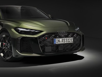 La nouvelle Audi RS 5 Sedan séduit par son élégance sportive et sa puissance électrisante. 

Son profil façon coupé et ses lignes dynamiques lui confèrent une présence remarquable. 

L’association d’un moteur V6 biturbo de 2,9 litres et d’un puissant moteur électrique fait de cette hybride rechargeable haute performance la compagne idéale aussi bien pour des performances durables que pour une conduite quotidienne confortable en mode électrique. 

Le transaxle arrière, doté de la première application à grande échelle au monde du vectoring de couple électromécanique, garantit une expérience de conduite exceptionnelle.
