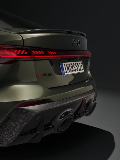 La nouvelle Audi RS 5 Sedan séduit par son élégance sportive et sa puissance électrisante. 

Son profil façon coupé et ses lignes dynamiques lui confèrent une présence remarquable. 

L’association d’un moteur V6 biturbo de 2,9 litres et d’un puissant moteur électrique fait de cette hybride rechargeable haute performance la compagne idéale aussi bien pour des performances durables que pour une conduite quotidienne confortable en mode électrique. 

Le transaxle arrière, doté de la première application à grande échelle au monde du vectoring de couple électromécanique, garantit une expérience de conduite exceptionnelle.
