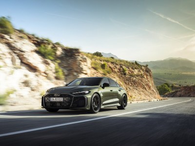 La nouvelle Audi RS 5 Sedan séduit par son élégance sportive et sa puissance électrisante. 

Son profil façon coupé et ses lignes dynamiques lui confèrent une présence remarquable. 

L’association d’un moteur V6 biturbo de 2,9 litres et d’un puissant moteur électrique fait de cette hybride rechargeable haute performance la compagne idéale aussi bien pour des performances durables que pour une conduite quotidienne confortable en mode électrique. 

Le transaxle arrière, doté de la première application à grande échelle au monde du vectoring de couple électromécanique, garantit une expérience de conduite exceptionnelle.