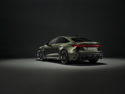 La nouvelle Audi RS 5 Sedan séduit par son élégance sportive et sa puissance électrisante. 

Son profil façon coupé et ses lignes dynamiques lui confèrent une présence remarquable. 

L’association d’un moteur V6 biturbo de 2,9 litres et d’un puissant moteur électrique fait de cette hybride rechargeable haute performance la compagne idéale aussi bien pour des performances durables que pour une conduite quotidienne confortable en mode électrique. 

Le transaxle arrière, doté de la première application à grande échelle au monde du vectoring de couple électromécanique, garantit une expérience de conduite exceptionnelle.