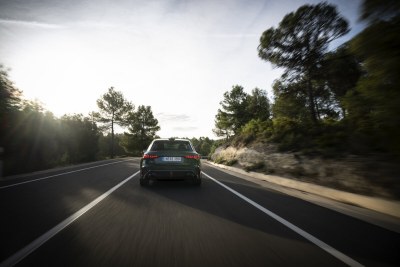 Pour célébrer le 50ème anniversaire du légendaire moteur cinq cylindres, Audi Sport dévoile un modèle exclusif en édition spéciale : l'Audi RS 3 competition limited. Produite à 750 exemplaires, elle symbolise cinq décennies de succès pour la marque aux quatre anneaux. Son moteur cinq cylindres en ligne rend cette compacte musclée unique dans son segment, combinant des performances exceptionnelles à une sonorité inimitable. Sur la route, l'Audi RS 3 competition limited honore son pédigré sportif grâce à une suspension à combinés filetés et une barre stabilisatrice arrière plus rigides. Visuellement, des éléments supplémentaires en carbone affirment clairement son identité. Associée à un intérieur exclusif, cette édition spéciale procure une émotion pure.