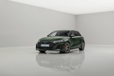 Pour célébrer le 50ème anniversaire du légendaire moteur cinq cylindres, Audi Sport dévoile un modèle exclusif en édition spéciale : l'Audi RS 3 competition limited. Produite à 750 exemplaires, elle symbolise cinq décennies de succès pour la marque aux quatre anneaux. Son moteur cinq cylindres en ligne rend cette compacte musclée unique dans son segment, combinant des performances exceptionnelles à une sonorité inimitable. Sur la route, l'Audi RS 3 competition limited honore son pédigré sportif grâce à une suspension à combinés filetés et une barre stabilisatrice arrière plus rigides. Visuellement, des éléments supplémentaires en carbone affirment clairement son identité. Associée à un intérieur exclusif, cette édition spéciale procure une émotion pure.