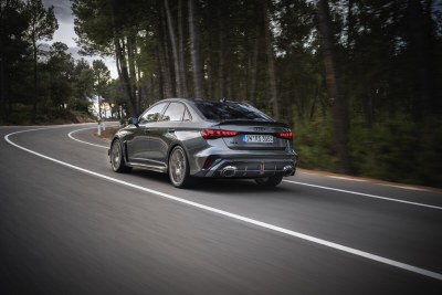 Pour célébrer le 50ème anniversaire du légendaire moteur cinq cylindres, Audi Sport dévoile un modèle exclusif en édition spéciale : l'Audi RS 3 competition limited. Produite à 750 exemplaires, elle symbolise cinq décennies de succès pour la marque aux quatre anneaux. Son moteur cinq cylindres en ligne rend cette compacte musclée unique dans son segment, combinant des performances exceptionnelles à une sonorité inimitable. Sur la route, l'Audi RS 3 competition limited honore son pédigré sportif grâce à une suspension à combinés filetés et une barre stabilisatrice arrière plus rigides. Visuellement, des éléments supplémentaires en carbone affirment clairement son identité. Associée à un intérieur exclusif, cette édition spéciale procure une émotion pure.