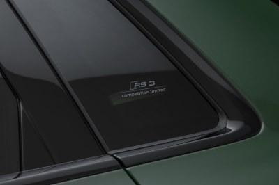 Pour célébrer le 50ème anniversaire du légendaire moteur cinq cylindres, Audi Sport dévoile un modèle exclusif en édition spéciale : l'Audi RS 3 competition limited. Produite à 750 exemplaires, elle symbolise cinq décennies de succès pour la marque aux quatre anneaux. Son moteur cinq cylindres en ligne rend cette compacte musclée unique dans son segment, combinant des performances exceptionnelles à une sonorité inimitable. Sur la route, l'Audi RS 3 competition limited honore son pédigré sportif grâce à une suspension à combinés filetés et une barre stabilisatrice arrière plus rigides. Visuellement, des éléments supplémentaires en carbone affirment clairement son identité. Associée à un intérieur exclusif, cette édition spéciale procure une émotion pure.