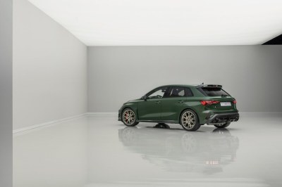 Pour célébrer le 50ème anniversaire du légendaire moteur cinq cylindres, Audi Sport dévoile un modèle exclusif en édition spéciale : l'Audi RS 3 competition limited. Produite à 750 exemplaires, elle symbolise cinq décennies de succès pour la marque aux quatre anneaux. Son moteur cinq cylindres en ligne rend cette compacte musclée unique dans son segment, combinant des performances exceptionnelles à une sonorité inimitable. Sur la route, l'Audi RS 3 competition limited honore son pédigré sportif grâce à une suspension à combinés filetés et une barre stabilisatrice arrière plus rigides. Visuellement, des éléments supplémentaires en carbone affirment clairement son identité. Associée à un intérieur exclusif, cette édition spéciale procure une émotion pure.