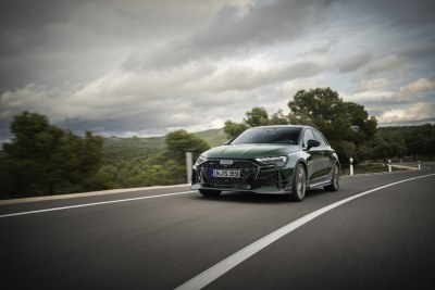 Pour célébrer le 50ème anniversaire du légendaire moteur cinq cylindres, Audi Sport dévoile un modèle exclusif en édition spéciale : l'Audi RS 3 competition limited. Produite à 750 exemplaires, elle symbolise cinq décennies de succès pour la marque aux quatre anneaux. Son moteur cinq cylindres en ligne rend cette compacte musclée unique dans son segment, combinant des performances exceptionnelles à une sonorité inimitable. Sur la route, l'Audi RS 3 competition limited honore son pédigré sportif grâce à une suspension à combinés filetés et une barre stabilisatrice arrière plus rigides. Visuellement, des éléments supplémentaires en carbone affirment clairement son identité. Associée à un intérieur exclusif, cette édition spéciale procure une émotion pure.