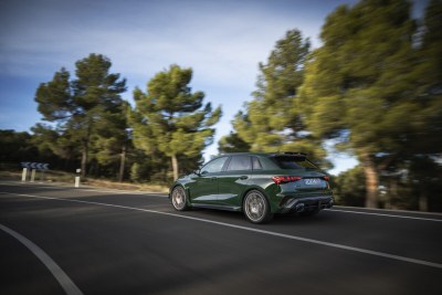 Pour célébrer le 50ème anniversaire du légendaire moteur cinq cylindres, Audi Sport dévoile un modèle exclusif en édition spéciale : l'Audi RS 3 competition limited. Produite à 750 exemplaires, elle symbolise cinq décennies de succès pour la marque aux quatre anneaux. Son moteur cinq cylindres en ligne rend cette compacte musclée unique dans son segment, combinant des performances exceptionnelles à une sonorité inimitable. Sur la route, l'Audi RS 3 competition limited honore son pédigré sportif grâce à une suspension à combinés filetés et une barre stabilisatrice arrière plus rigides. Visuellement, des éléments supplémentaires en carbone affirment clairement son identité. Associée à un intérieur exclusif, cette édition spéciale procure une émotion pure.