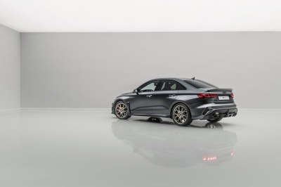 Pour célébrer le 50ème anniversaire du légendaire moteur cinq cylindres, Audi Sport dévoile un modèle exclusif en édition spéciale : l'Audi RS 3 competition limited. Produite à 750 exemplaires, elle symbolise cinq décennies de succès pour la marque aux quatre anneaux. Son moteur cinq cylindres en ligne rend cette compacte musclée unique dans son segment, combinant des performances exceptionnelles à une sonorité inimitable. Sur la route, l'Audi RS 3 competition limited honore son pédigré sportif grâce à une suspension à combinés filetés et une barre stabilisatrice arrière plus rigides. Visuellement, des éléments supplémentaires en carbone affirment clairement son identité. Associée à un intérieur exclusif, cette édition spéciale procure une émotion pure.