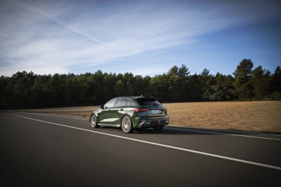 Pour célébrer le 50ème anniversaire du légendaire moteur cinq cylindres, Audi Sport dévoile un modèle exclusif en édition spéciale : l'Audi RS 3 competition limited. Produite à 750 exemplaires, elle symbolise cinq décennies de succès pour la marque aux quatre anneaux. Son moteur cinq cylindres en ligne rend cette compacte musclée unique dans son segment, combinant des performances exceptionnelles à une sonorité inimitable. Sur la route, l'Audi RS 3 competition limited honore son pédigré sportif grâce à une suspension à combinés filetés et une barre stabilisatrice arrière plus rigides. Visuellement, des éléments supplémentaires en carbone affirment clairement son identité. Associée à un intérieur exclusif, cette édition spéciale procure une émotion pure.