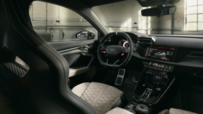 Pour célébrer le 50ème anniversaire du légendaire moteur cinq cylindres, Audi Sport dévoile un modèle exclusif en édition spéciale : l'Audi RS 3 competition limited. Produite à 750 exemplaires, elle symbolise cinq décennies de succès pour la marque aux quatre anneaux. Son moteur cinq cylindres en ligne rend cette compacte musclée unique dans son segment, combinant des performances exceptionnelles à une sonorité inimitable. Sur la route, l'Audi RS 3 competition limited honore son pédigré sportif grâce à une suspension à combinés filetés et une barre stabilisatrice arrière plus rigides. Visuellement, des éléments supplémentaires en carbone affirment clairement son identité. Associée à un intérieur exclusif, cette édition spéciale procure une émotion pure.